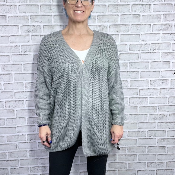 |•MOON & MADISON•| Oversized Grey Cardigan Size Small - Picture 2 of 8